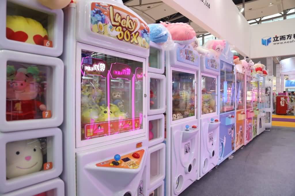 claw crane machine in game center